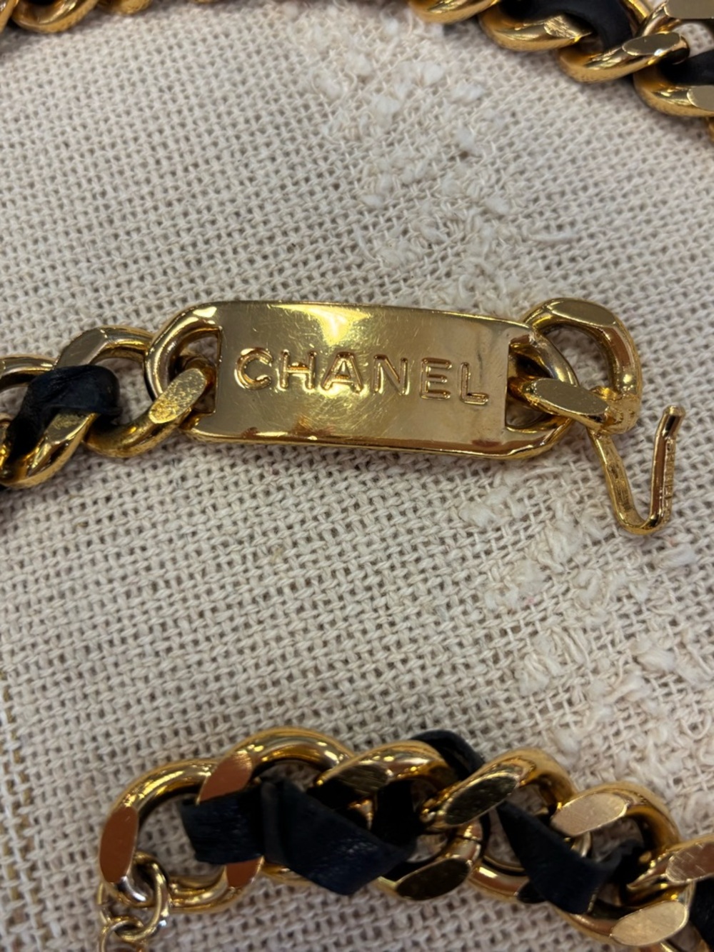 CHANEL Gold Chain Belt with Black Leather Accent | 1994 spring collection - Picture 3 of 5